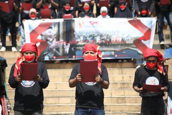 Mahasiswa di Makassar Bagikan 150 Paket Sembako dan Dukung Ganjar Pranowo - JPNN.COM