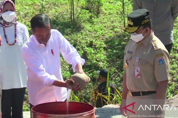 Simak Kalimat Presiden Jokowi saat Ritual Penyatuan Tanah & Air, Anies yang Pertama - JPNN.COM