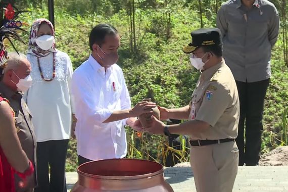 Anies Jadi Gubernur Pertama Menyerahkan Tanah dan Air di IKN, Tak Ada Salam ke Jokowi - JPNN.COM