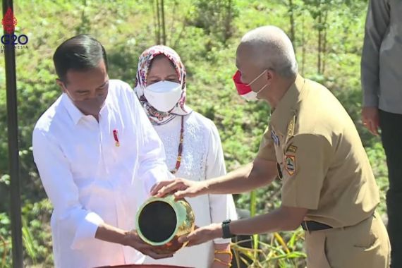 Ganjar Serahkan Dua Kendi Emas di IKN, Ada Perbincangan, Jokowi Tersenyum - JPNN.COM