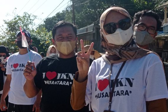 Lihat Itu Warga Sepaku Menyambut Presiden Jokowi, Fokus ke Kaus Mereka, Pak Kades Bilang... - JPNN.COM