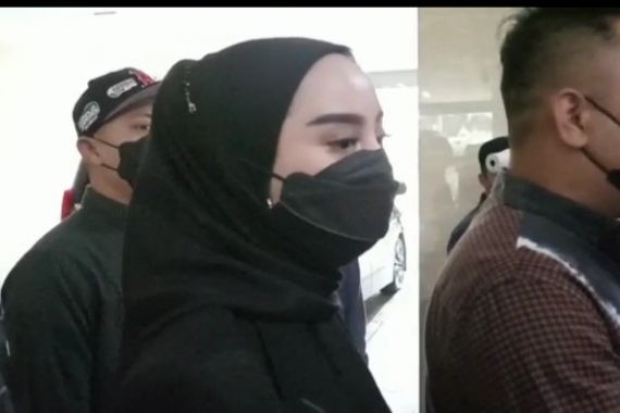 Penuhi Panggilan Bareskrim Polri, Istri Doni Salmanan Berpakaian Serbahitam - JPNN.COM