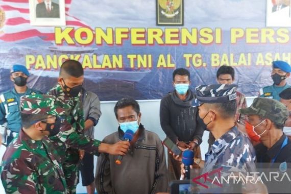 TNI AL Menggagalkan Pengiriman PMI Ilegal ke Malaysia - JPNN.COM