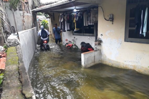 Ironis, Warga Pak Anies di Jaktim Ini Sudah Seminggu Kena Banjir, Lihat - JPNN.COM