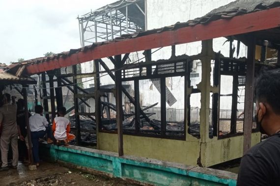 Api Muncul dari Dapur, Rumah Warga di Tangerang Ludes Terbakar, Begini Kondisinya - JPNN.COM