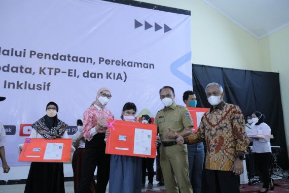 Begini Ekspresi Penyandang Disabilitas Setelah Menerima KTP-El dan KIA - JPNN.COM