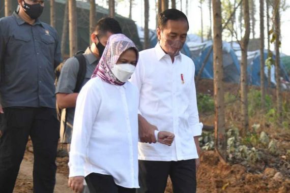 Lihat Tuh Kemesraan Jokowi dengan Iriana, Pegangan Tangan Turuni Anak Tangga di IKN - JPNN.COM