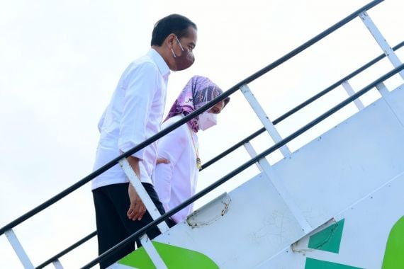 Presiden Jokowi Kembali ke Jakarta, Lihat tuh Posisi Tangan Kirinya - JPNN.COM