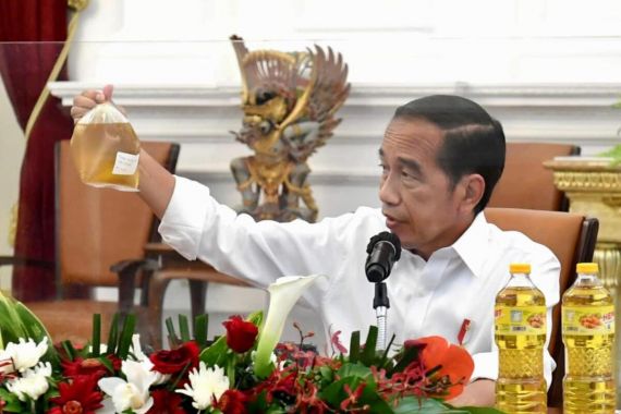 Jokowi Inkonsisten soal Larangan Ekspor Minyak Goreng, Seolah Tak Punya Resep - JPNN.COM