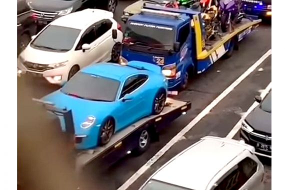 Iring-Iringan Truk Pengangkut Kendaraan Mewah Milik Doni Salmanan Viral di Media Sosial - JPNN.COM