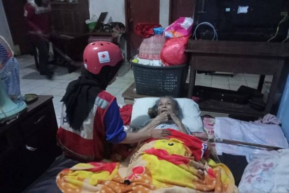 Lansia Strok Terjebak Banjir Sendirian di Rumah - JPNN.COM