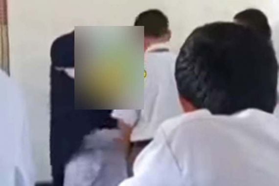 Video Oknum Guru SMK Berbuat Begitu Pada Siswa Viral di Media Sosial, Lihat - JPNN.COM