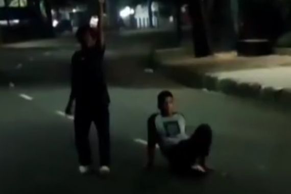 Viral, 5 Remaja Duduk di Tengah Jalan Raya, Ternyata Ini Alasannya - JPNN.COM