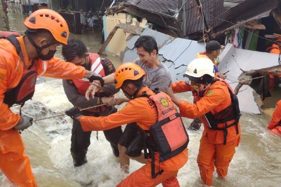 Setelah Ditinggalkan Jokowi, Hujan Deras Melanda Balikpapan, Ratusan Rumah Terendam Banjir - JPNN.COM