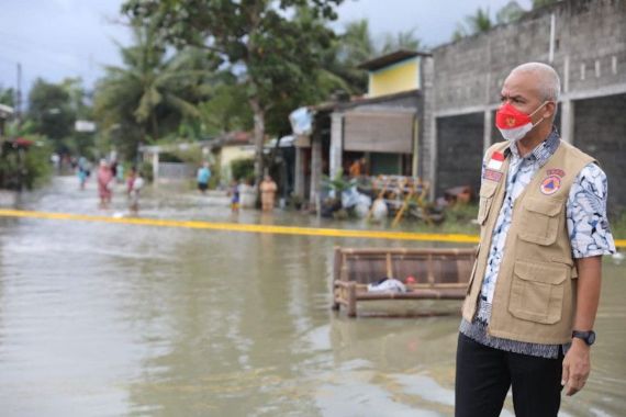 Cek Penanganan Banjir di Purworejo, Ganjar: Ini Harus Ditangani Secepatnya, Pak - JPNN.COM