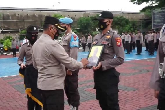 Brigadir AY Langsung Dipecat, Tak Ada Ampun, Lihat yang Dibawa Kombes Gidion - JPNN.COM