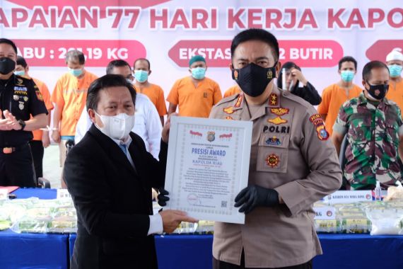 Prestasi Irjen Iqbal di Riau: Narkoba Disikat, Program Kapolri Dilaksanakan - JPNN.COM