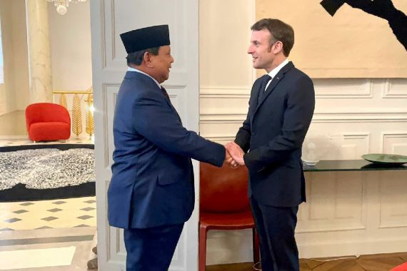 Prabowo Bertemu Presiden Macron di Elysee Palace, Ada Momen Rangkulan - JPNN.COM