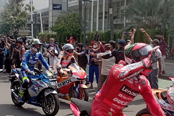 Parade MotoGP di Jakarta Berlangsung Meriah, Fan Garis Keras Sambut Marc Marquez Cs - JPNN.COM