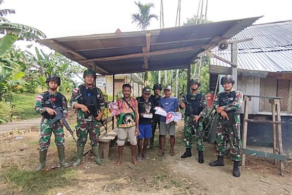 TNI Bagikan Ini Kepada Anak Sekolah di Perbatasan, Orang Tua Senang - JPNN.COM