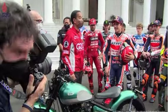 Pak Jokowi Kenalkan Motor Custom Kepada Pembalap MotoGP, Begini Reaksi Marc Marquez - JPNN.COM