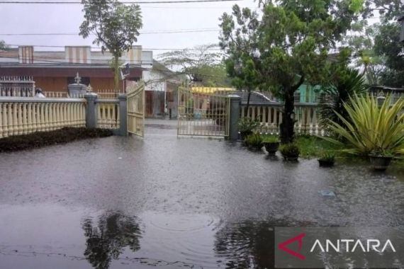 Jalan dan Rumah Warga di Kota Gorontalo Terendam Banjir - JPNN.COM
