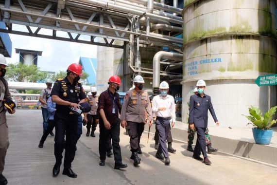 Datangi Kawasan Industri Dumai, Irjen Iqbal Ultimatum Pengusaha Nakal Migor - JPNN.COM