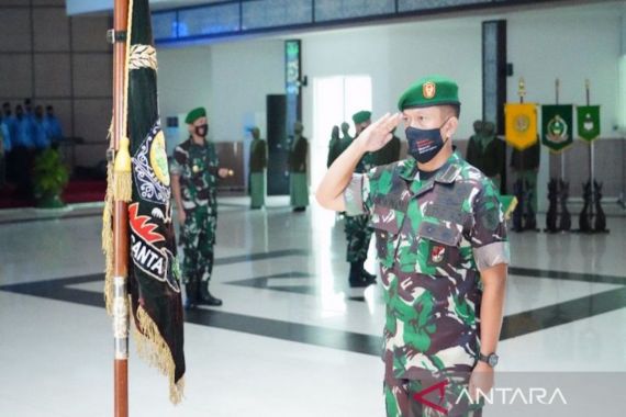 Sertijab Danrem 091/ASN, Mayjen Teguh: Terima Kasih Brigjen Cahyo Suryo  - JPNN.COM