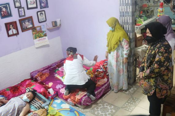 Ada Penyandang Disabilitas yang Kesusahan, Risma: Sampaikan kepada Kami - JPNN.COM