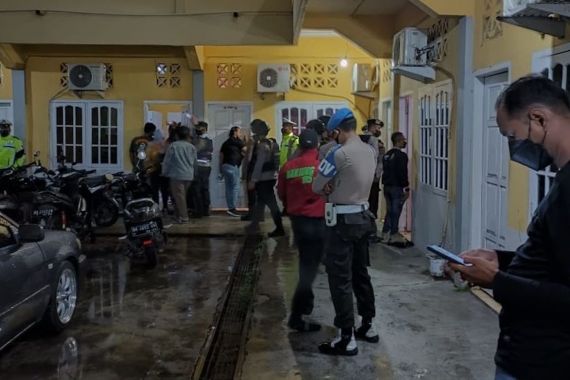 5 Pasangan Bukan Muhrim Tak Berkutik saat Pintu Kamar Digedor Petugas, Lihat - JPNN.COM