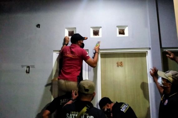 Lihat Tuh, Satpol PP Bawa Hp Sambil Mengintip dari Ventilasi Kamar Indekos - JPNN.COM