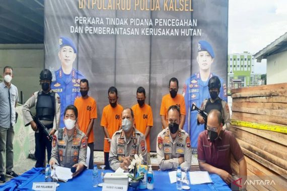 Berbaju Tahanan, Polisi AB Dijebloskan ke Bui - JPNN.COM