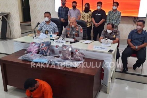 Pengakuan Suami yang Menggorok Leher Istri di Atas Ranjang, Sungguh Tak Disangka - JPNN.COM