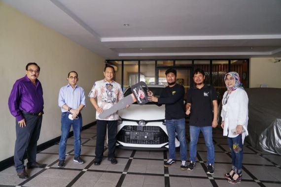 Bamsoet Serahkan Toyota Agya Kepada Septian Ardiansyah - JPNN.COM