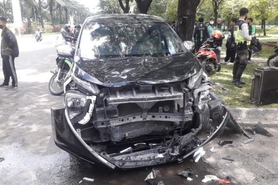 Viral Mobil Menabrak 7 Ojol di Pinggir Jalan, Ipda Suradi: Dua-duanya Salah - JPNN.COM