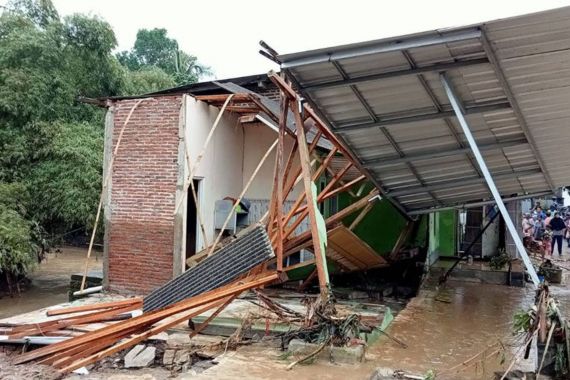 Dahsyatnya Terjangan Banjir yang Merendam Cilacap & Banyumas, Bangunan Rumah Rusak - JPNN.COM