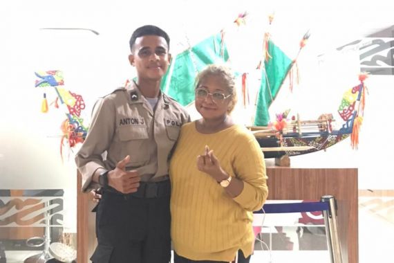 Sedih Gegara Bripda Anton Disebut Tewas Dibunuh, Sang Ibu: Pak Kapolda Tidak di Posisi Kami... - JPNN.COM