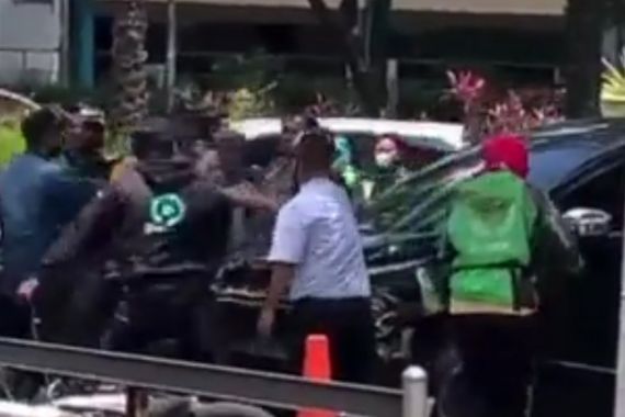 Viral, Mobil Menabrak 7 Ojol di Pinggir Jalan - JPNN.COM