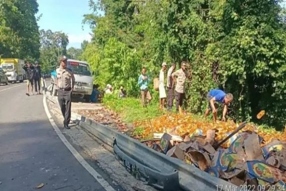 Truk Hino Terguling, 8 Ton Minyak Goreng Tumpah Jadi Kayak Begini - JPNN.COM