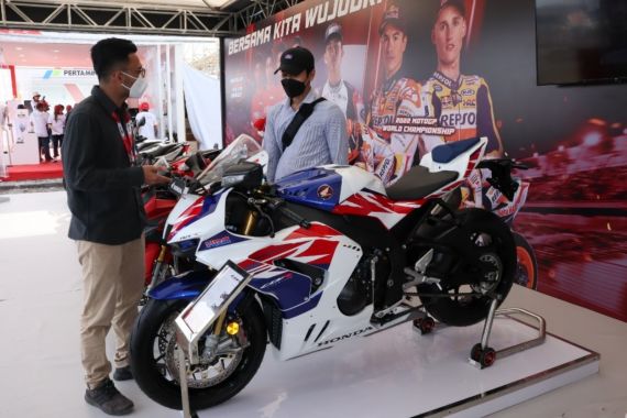 Honda CBR1000RR-R Edisi Spesial dan Apparel HRC Goda Pengunjung MotoGP Mandalika - JPNN.COM