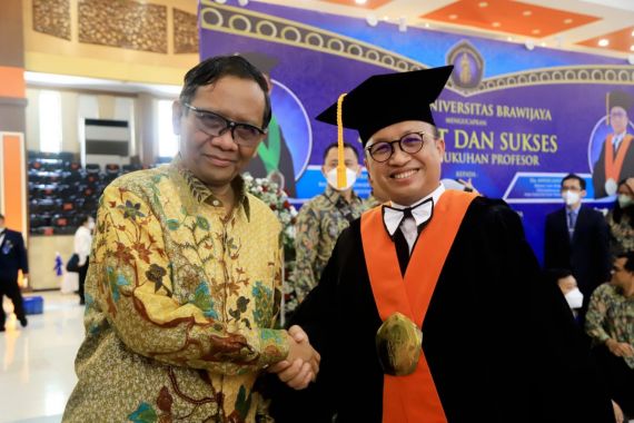 Anwar Sanusi Dikukuhkan sebagai Guru Besar, Mahfud MD Datang Memeluk: Saya Bangga - JPNN.COM