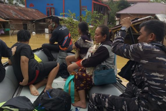 Sungai Sangatta di Kaltim Meluap, Warga Terdampak Banjir Dihantui Buaya - JPNN.COM