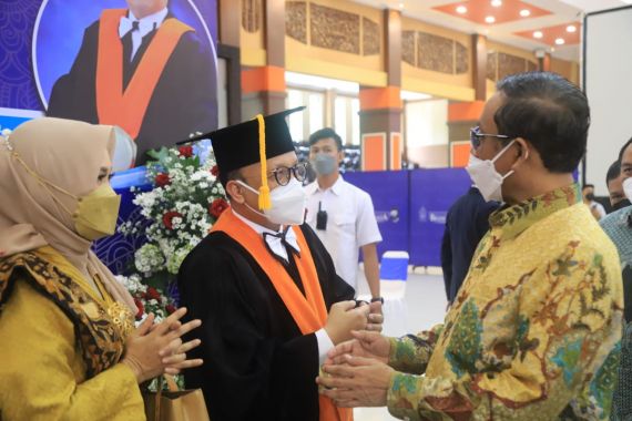 Sekjen Kemnaker Anwar Sanusi Raih Gelar Profesor, Mengalir Ucapan Selamat dari Sejumlah Tokoh - JPNN.COM