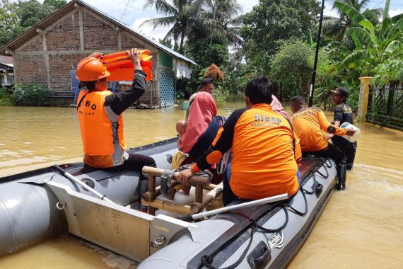 Banjir Setinggi 1,5 Meter Rendam Kabupaten Cilacap, 424 Warga Terpaksa Mengungsi - JPNN.COM