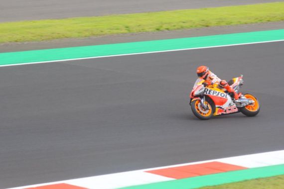 Nahas, Marc Marquez Alami Crash Berbahaya di Sesi Pemanasan, Sempat Terkapar - JPNN.COM