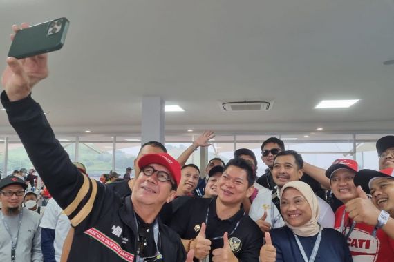 Menaker Ida Mengaku Bangga Bisa Saksikan Langsung MotoGP Indonesia - JPNN.COM