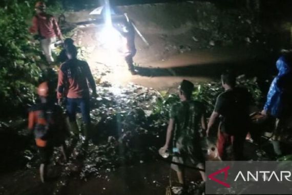 Terseret Arus Sungai, Bocah Perempuan di Sumenep Belum Ditemukan - JPNN.COM