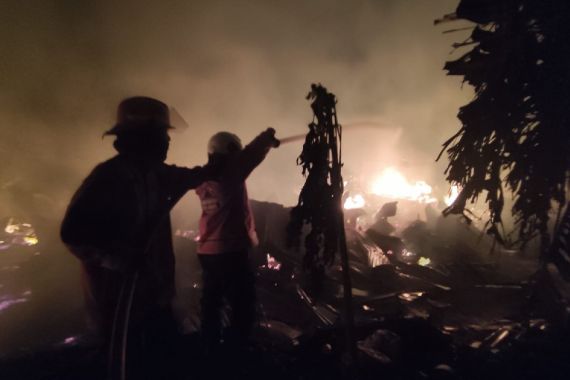 Kebakaran Melanda Gudang Mebel di Bekasi, Sebegini Kerugiannya - JPNN.COM