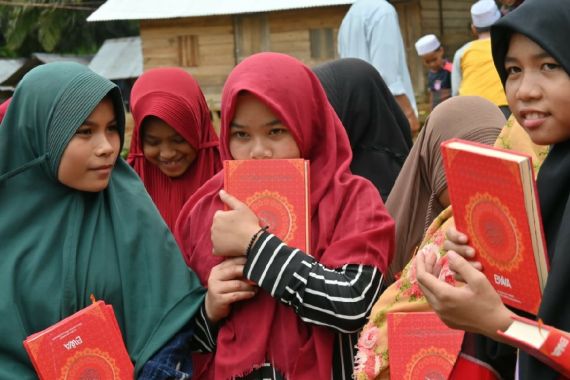 Jelang Ramadan, BWA & LWNT Salurkan Ribuan Al-Qur'an untuk Korban Gempa Sumbar - JPNN.COM