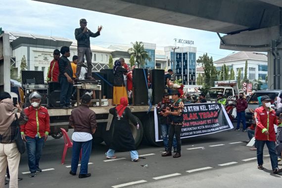 Tak Terima Keputusan Wali Kota, Ratusan Ketua RT Turun ke Jalan - JPNN.COM